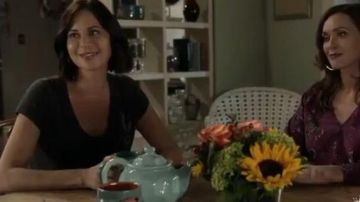 Camiseta adornada con estrellas usada por Cassie Nightingale (Catherine Bell) en Good Witch Temporada 6 Episodio 3