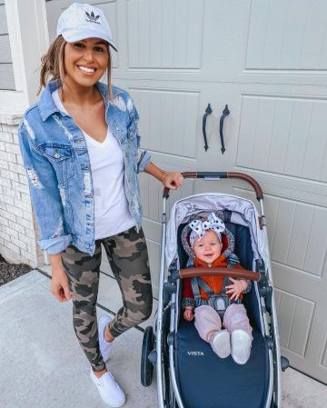 Es­sen­tial Free­born Den­im Jack­et of Hollie Woodward on the Instagram account @holliewdwrd