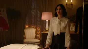 Cravate blanche-Haut du Cou porté par Katy Keene (Lucy Hale) à Katy Keene Saison 1 Épisode 13