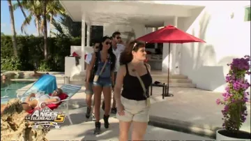 El mono de mezclilla de Nabilla Benattia en Los ángeles de reality tv 5