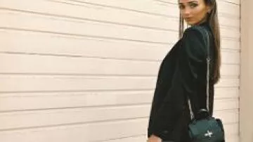 Noir Sac Sacoche porté par Whitney Fransway dans Le Bachelor Saison de 24