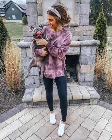 Sweat­shirt of Hollie Woodward on the Instagram account @holliewdwrd