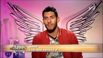 La chaqueta bomber roja de Samir Benzema en Angels of Reality TV 5