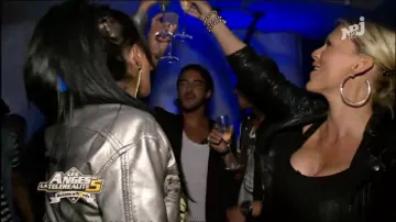 Chaqueta vaquera negra sin mangas de Benjamin Machet en Les Anges de la télé-réalité 5