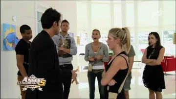 the sweatshirt with hood-grey pattern in front of Benjamin Machet in The Angels of reality tv 5