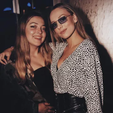 Blue sunglasses worn by Ester Expósito on the Instagram account of @teatrobarcelo
