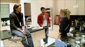 Camisa negra de manga larga de Thomas Vergara en Angels of Reality TV 5