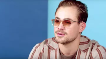 Beige sunglasses worn by Dacre Montgomery in 10 Things Stranger Things' Dacre Mont­gomery Can't Live With­out | GQ (2019)