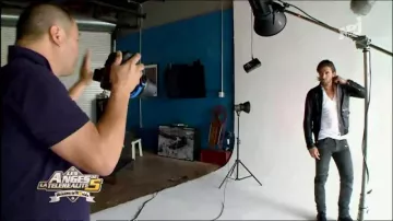 T-shirt plain white v-neck Thomas Vergara in The Angels of reality tv 5