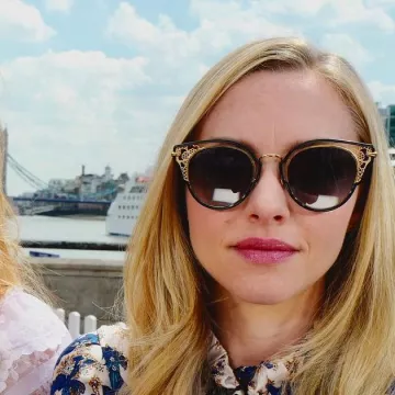 Noir et or les lunettes de soleil portées par Amanda Seyfried dans presstour Mamma Mia, Here we go again