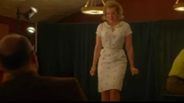 Le blanc de la robe à fleurs d'avril Warner (Sadie Calvano) dans lesquelles les Femmes Tuent (S01E05)