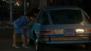 Zapatos de tacón plateados usados por Simone Grove (Lucy Liu) en Why Women Kill (S01E05)