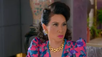 Collar de cadena de oro usado por Simone Grove (Lucy Liu) en Why Women Kill (S01E05)