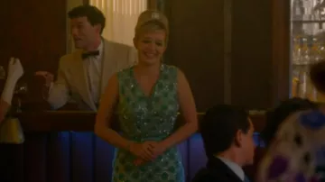 Le vert de la robe à fleurs d'avril Warner (Sadie Calvano) dans lesquelles les Femmes Tuent (S01E05)