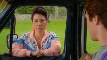 Chaqueta deportiva rosa y púrpura usada por Simone Grove (Lucy Liu) en Why Women Kill (S01E05)