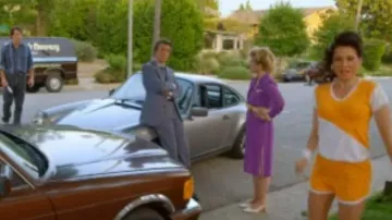 Ropa deportiva pantalón corto amarillo usado por Simone Grove (Lucy Liu) en Why Women Kill (S01E05)