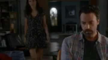 Court noir et robe à fleurs portées par de Jade (Alexandra Daddario) dans lesquelles les Femmes Tuent (S01E05)