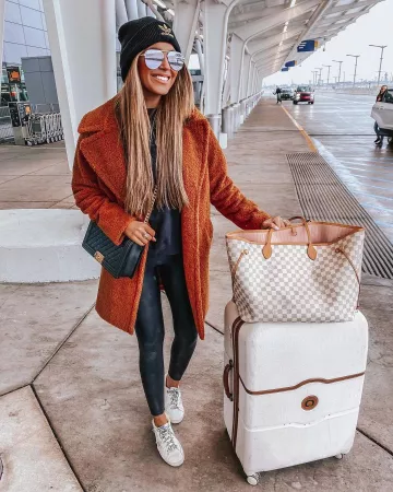 Sun­glasse of Hollie Woodward on the Instagram account @holliewdwrd