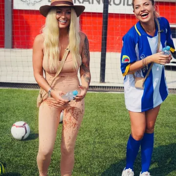 Les chaussette de foot bleues portées par Tiffany sur son compte Instagram @tiffanyk 