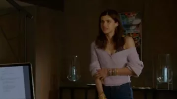 Manches longues wrap violet pull porté par Jade (Alexandra Daddario) dans lesquelles les Femmes Tuent (S01E06)