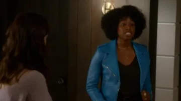 Bleu veste en cuir portés par Taylor Harding (Kirby Howell-Baptiste) dans lesquelles les Femmes Tuent (S01E06)