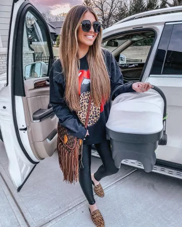 Steve Madden Rykie Leop­ard of Hollie Woodward on the Instagram account @holliewdwrd