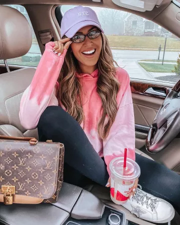 Purple Cap de Hollie Woodward sur l'Instagram account @holliewdwrd