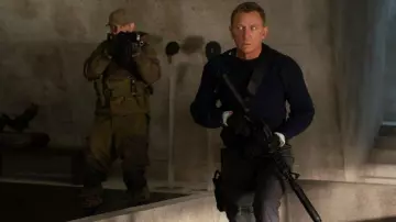 Le pull bleu N.Peal porté par James Bond (Daniel Craig) dans le film Mourir peut attendre