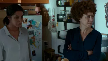 La chemise bleue portée par la mère de Farid dans The Eddy (S01E03)