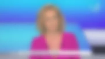 La robe midi col V en crêpe de Caroline Roux dans C dans l'air le 19.05.2020