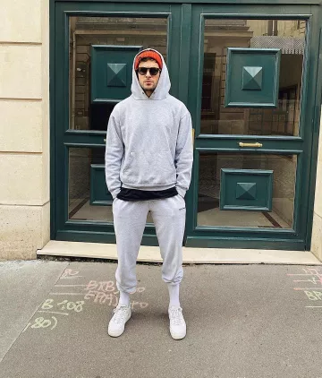 les baskets blanches Nike Air Force 1 portées par Hugo Philip sur son compte Instagram @hugophilip