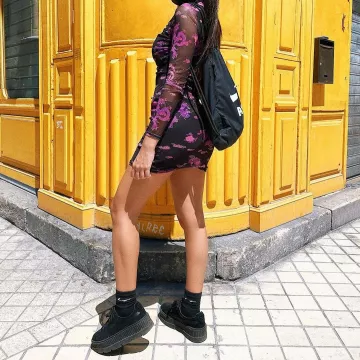 Zapatillas Puma con plataformas usadas por Maile Akln en su cuenta de Instagram @maileakln 