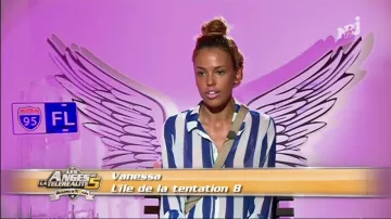 The striped shirt blue and white of Vanessa Lawrens in The Angels of reality tv 5