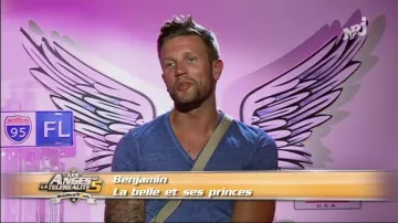 The t-shirt faded blue v-neck of Benjamin Machet in The Angels of reality tv 5