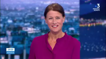 The shirt collar victorian smooth plum of Carole Gaessler in 19/20 the 19.05.2020