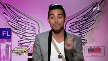 La veste blazer grise de Alban Bartolli dans Les Anges de la télé-réalité 5