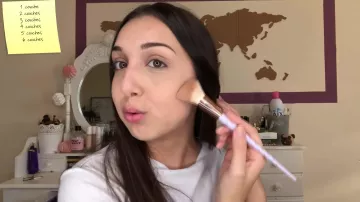 ¡El pincel de maquillaje unicornio de Marie Sarah en el video CUENTO MIS CAPAS DE MAQUILLAJE!