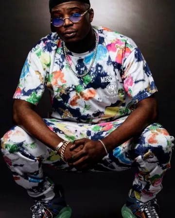 The t-shirt to flowers worn by Ninho on his account Instagram @ninhosdt