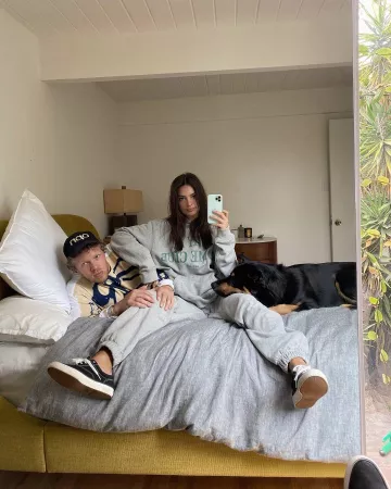 Apple iPhone 11 Pro Max Sil­i­cone Case of Emily Ratajkowski on the Instagram account @emrata May 19, 2020