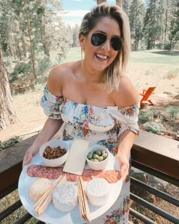 Wayf Smocked Midi Dress de Kat Ensign en la cuenta de Instagram @katwalksf
