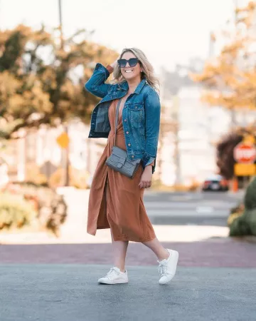 Madewell Denim Jacket de Kat Ensign en la cuenta de Instagram @katwalksf