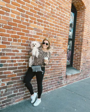 Leopard Print Crewneck Sweater de Kat Ensign en la cuenta de Instagram @katwalksf