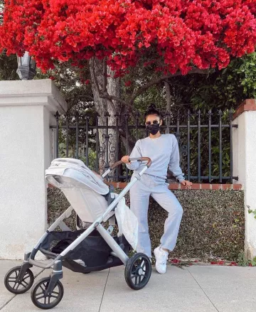 Cochecito UPPAbaby Vista V2 con moisés y asiento para niños pequeños utilizado por Shay Mitchell Instagram 19 de mayo de 2020