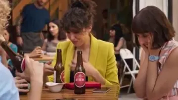 Jaune Blazer porté par Lola (Silma López) de Valeria Saison 1 Épisode 2