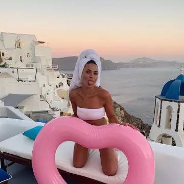 Le maillot de bain bandeau blanc porté par Tiffany sur son compte Instagram @tiffanyk 