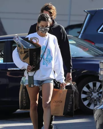 Máscaras PPE de moda usadas por Alessandra Ambrosio Erewhon mayo 18, 2020