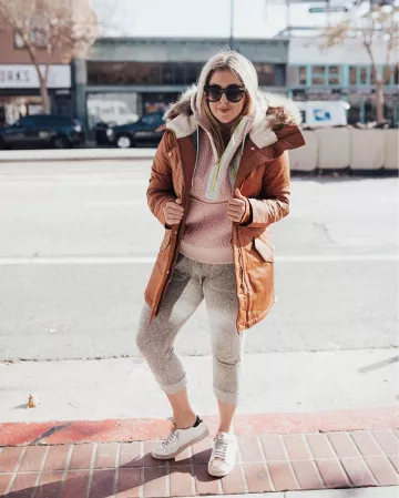 Sudadera con capucha rosa de media cremallera de Kat Ensign en la cuenta de Instagram @katwalksf