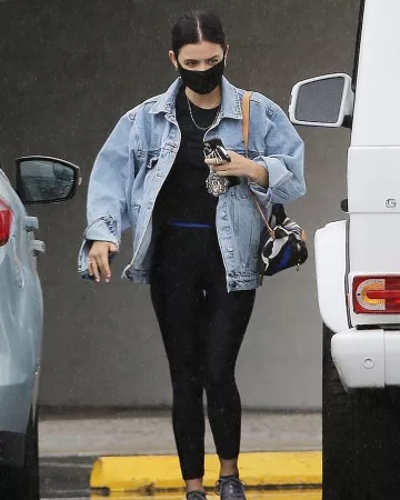 Louis Vuitton Lvxlol Bum Bag porté par Lucy Hale Beverly Hills le 17 Mai 2020