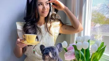 Vestido de ojales amarillos usado por Caila Quinn en The Bachelor Temporada 24