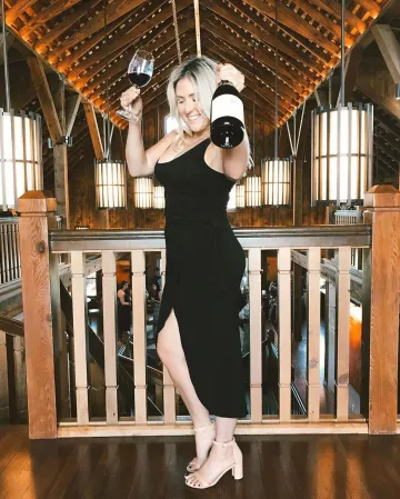 Presque Nude en Cuir des Sandales de Kat Enseigne sur l'Instagram account @katwalksf